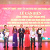 Lãnh đạo phường Thượng Cát (Hà Nội) trao quyết định gắn biển cho đại diện các gia đình và tổ dân phố Hoàng Xá. (Ảnh: Nguyễn Cúc/TTXVN)