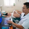 Các bác sỹ của Bệnh viện Tim Hà Nội thăm khám, siêu âm sàng lọc bệnh tim miễn phí cho nhiều trẻ em trên đia bàn tỉnh Điện Biên. (Ảnh: Phan Quân/TTXVN)
