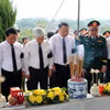 Phó Chủ tịch Thường trực Quốc hội Đỗ Văn Chiến (thứ 3, trái sang) cùng các đồng chí lãnh đạo dành phút mặc niệm bên phần mộ 93 hài cốt liệt sỹ được an táng, tưởng nhớ và tri ân các anh hùng liệt sỹ đã hy sinh vì Tổ quốc. (Ảnh: Đức Thọ/TTXVN)