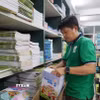 Nhân viên cửa hàng sách giáo dục số 231 Nguyễn Văn Cừ, phường Chợ Quán, Thành phố Hồ Chí Minh, chuẩn bị sách giáo khoa phục vụ nhu cầu của phụ huynh, học sinh. (Ảnh: Thu Hoài/TTXVN)