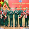 Đại tướng Phan Văn Giang và Đại tướng Nguyễn Tân Cương chúc mừng các đồng chí thủ trưởng Bộ Quốc phòng và chỉ huy Văn phòng Bộ Quốc phòng. (Ảnh: Báo QĐND)