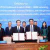 Ông Nguyễn Lộc Hà (phải), Phó Chủ tịch Thường trực Ủy ban Nhân dân Thành phố Hồ Chí Minh và ông Phimpone Phandanuvong (trái), Phó Chủ tịch Ủy ban Chính quyền tỉnh Champasak ký Biên bản ghi nhớ hợp tác giai đoạn 2026-2030 giữa hai địa phương. (Ảnh: Xuân Khu/TTXVN)