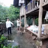 Do ảnh hưởng của mưa lớn kéo dài, nhiều vị trí trong khu nhà ở của gia đình anh Quàng Văn Học, bản Nặm Păm, xã Mường La bị sụt lún, xuất hiện các nứt có mguy cơ cao mất an toàn. (Ảnh: Quang Quyết/TTXVN)