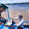 Thiếu tá Phan Minh Vương, Trạm trưởng Trạm Kiểm soát Biên phòng Gành Hào (Bộ đội Biên phòng tỉnh Cà Mau), cùng ngư dân kiểm tra tín hiệu hệ thống VMS trên tàu của ngư dân, đảm bảo hoạt động hiệu quả và ổn định. (Ảnh: Chanh Đa/TTXVN)