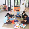 Giáp viên Trường Mầm non Tam Chúc, phường Tam Chúc, Ninh Bình, chuẩn bị trang trí phòng lớp trước thời gian sáp nhập trường. (Ảnh: Đại Nghĩa/TTXVN)
