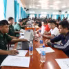 Lực lượng chức năng tiến hành lấy lời khai những công dân Việt Nam do các lực lượng chức năng của Campuchia trao trả. (Ảnh: Thanh Tân/TTXVN)