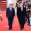 Tổng thống Mỹ Donald Trump (giữa, phải) và Chủ tịch Trung Quốc Tập Cận Bình (giữa, trái) tại lễ đón ở Căn cứ không quân Andrews, bang Maryland, ngày 23/9/2026. (Ảnh: THX/TTXVN phát)