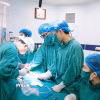 Các bác sỹ Bệnh viện Sản Nhi tỉnh Phú Thọ thực hiện phẫu thuật tạo hình cho bệnh nhân nhi. (Ảnh: PV/TTXVN)