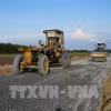 Nhà thầu tập trung thi công gói thầu số 20 (Dự án đường ĐT.857), phấn đấu hoàn thành vào cuối năm 2026. (Ảnh: Nhựt An/TTXVN)