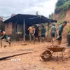 Cán bộ, chiến sĩ Lữ đoàn 574 (Bộ Tư lệnh Quân khu 5) hỗ trợ người dân xã Quế Phước (Đà Nẵng) khắc phục hậu quả của mưa lũ. (Ảnh: TTXVN phát)