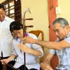 Không chỉ học hát, học sinh Trường Trung học phổ thông Lê Quý Đôn (xã Bố Trạch, Quảng Trị) còn được làm quen với đạo cụ, tìm hiểu nghệ thuật hóa trang trong Tuồng bội. (Ảnh: Tá Chuyên/TTXVN)