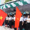 Học sinh Trường Trung học cơ sở-Trung học phổ thông Bác Ái thực hiện nghi thức chào cờ lễ khai giảng năm học mới. (Ảnh: Phan Sáu/TTXVN)