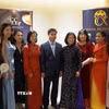 Giám đốc Trung tâm Văn hóa Việt Nam tại Pháp Đinh Ngọc Đức (thứ 5 từ trái qua) chụp ảnh lưu niệm cùng các thành viên ban tổ chức "Đêm hội điện ảnh-Nhịp cầu ánh sáng". (Ảnh: Đào Dũng/TTXVN)