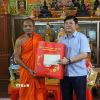 Lãnh đạo thành phố Cần Thơ trao tặng quà chúc mừng Lễ Sene Dolta đến thượng tọa Lil Huyền, Trụ trì Chùa Bâng Kok (xã Mỹ Hương). (Ảnh: Trung Kiên/TTXVN)