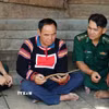 Già làng Hlết, làng Klăh, xã Ia Mơ phối hợp với lực lượng Bộ đội biên phòng đến từng nhà tuyên truyền, vận động bà con chấp hành tốt chủ trương của Đảng, pháp luật Nhà nước. (Ảnh: Hồng Điệp/TTXVN)