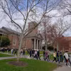 Sinh viên tại Đại học Harvard ở Cambridge, bang Massachusetts, Mỹ. (Ảnh: REUTERS/TTXVN)