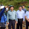 Phó Thủ tướng Hồ Quốc Dũng kiểm tra tình trạng sạt lở gây ách tắc giao thông tại tuyến đường Trà Lâm-Trà Hiệp, xã Thanh Bồng. (Ảnh: Lê Phước Ngọc/TTXVN)