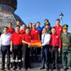 Bí thư Đảng ủy xã Lũng Cú Dương Ngọc Đức trao tặng lá cờ Tổ quốc từng tung bay trên Cột cờ Quốc gia Lũng Cú cho bà Đỗ Thị Thu Thảo, Ủy viên Đoàn Chủ tịch Ủy ban Trung ương Mặt trận Tổ quốc Việt Nam, Bí thư Đảng ủy, Chủ tịch Trung ương Hội Chữ thập đỏ Việt Nam, đại biểu Quốc hội khóa XVI. (Ảnh: Minh Tâm/TTXVN)