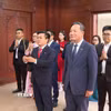 Đoàn cán bộ dâng hương tưởng niệm Chủ tịch Hồ Chí Minh tại Phòng thờ Bác trong khuôn viên Đại sứ quán Việt Nam tại Lào. (Ảnh: Xuân Tú/TTXVN)