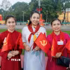 Chị Tạ Thùy Liên (giữa), Trưởng Ban Liên lạc người Việt Nam tại Singapore, luôn nỗ lực gắn kết các thế hệ người Việt Nam ở Singapore với quê hương, đất nước. (Ảnh: TTXVN phát)