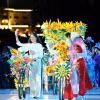 Diễu hành xe đạp hoa tại đêm nghệ thuật Bế mạc Festival hoa Đà Lạt 2024. (Ảnh: Nguyễn Dũng/TTXVN)