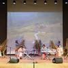 Những làn điệu dân ca Việt Nam “Trống cơm,” “Tây Nguyên chào Mặt Trời,” “Đất nước tươi đẹp,” “Hát mừng Anh hùng Núp,” liên khúc dân ca Tây Bắc và "O Nara" được các thành viên Nhân duyên gửi tới khán giả. (Ảnh: Trường Giang/TTXVN)