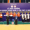 Ban Tổ chức trao thưởng ở nội dung đồng đội nam trong ngày thi đấu cuối cùng của giải đấu. (Ảnh: Đức Phương/TTXVN)