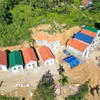 Khu tái định cư xen ghép tổ 3 Trà Lạc, xã Thanh Bồng, đảm bảo nơi ở an toàn cho 9 hộ dân trước mùa mưa bão. (Ảnh: Phạm Cường/TTXVN)