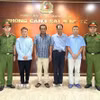 Các đối tượng có liên quan đến vụ việc tại cơ quan công an. (Ảnh TTXVN phát)