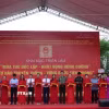 Các đại biểu cắt băng khai mạc triển lãm. (Ảnh: Mạnh Minh/TTXVN)