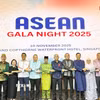 Đại sứ các nước ASEAN thể hiện tinh thần đoàn kết tại ASEAN Gala Night 2025. (Ảnh: Ngọc Khương/TTXVN)