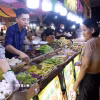 Khách tham quan, thưởng thức các loại bánh dân gian truyền thống của Cần Thơ. (Ảnh minh họa: Trung Kiên/TTXVN)