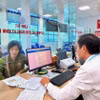 Giải quyết thủ tục hành chính cho người dân. (Ảnh: Minh Huệ/TTXVN)