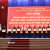 Lãnh đạo tỉnh Tây Ninh trao bằng khen của Chủ tịch Ủy ban Nhân dân tỉnh cho các tập thể có thành tích xuất sắc trong công tác tìm kiếm, quy tập và xác định danh tính hài cốt liệt sỹ. (Ảnh: Bùi Giang/TTXVN)