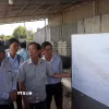 Lãnh đạo thành phố kiểm tra sơ đồ giải phóng mặt bằng thuộc dự án đầu tư xây dựng công trình Đường Dương Minh Quan. (Ảnh: Trung Kiên/TTXVN)