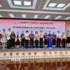 Các đại biểu tham dự chương trình chụp ảnh lưu niệm tại chương trình giao lưu thanh niên với chủ đề “Những người kế tục sự nghiệp của hai Đảng, hai nước Việt Nam-Trung Quốc”. (Ảnh: Quang Hưng/TTXVN)