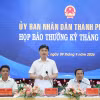 Chánh Văn phòng Ủy ban Nhân dân thành phố Huế chủ trì họp báo. (Ảnh: Mai Trang/TTXVN)