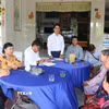 Ông Võ Văn Kiến Quốc, Phó Chủ tịch Thường trực Ủy ban Nhân dân xã Phương Bình chủ trì buổi họp dân thực hiện tuyến đường nông thôn Quang Phong, dài hơn 2km. (Ảnh: Duy Khương/TTXVN)