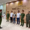 Đọc quyết định khởi tố các đối tượng sản xuất, buôn bán phân bón giả. (Ảnh: TTXVN phát)