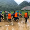 Lực lượng tìm kiếm tìm thấy nạn nhân mất tích thứ 2 trong vụ lũ quét. (Ảnh: TTXVN phát)