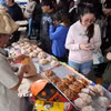 Một nghệ nhân làm bánh Pan de muerto tại thủ đô Mexico City trực tiếp giao sản phẩm cho khách hàng. (Ảnh: Phi Hùng/TTXVN)