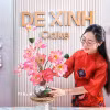 Sản phẩm hoàn thiện là sự kết hợp giữa hai kỹ thuật tạo hình: phần bình được làm từ bánh Trung Thu, trong khi những cành sen phía trên được nặn thủ công từ bột tò he. Sự kết hợp này tạo cho chiếc bánh Trung thu dáng vẻ như một bình hoa nghệ thuật. (Ảnh: Phạm Tuấn Anh/TTXVN)