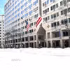 Tuyết phủ dày trước một tòa nhà ở trung tâm thủ đô Washington D.C. (Ảnh: Đoàn Hùng/TTXVN).