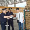 Hải quan cửa khẩu Chi Ma, tỉnh Lạng Sơn kiểm soát mã số, chủng loại hàng hóa nhập khẩu. (Ảnh: Quang Duy/TTXVN)