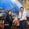 Đại sứ Hoa Kỳ tại Việt Nam Jennifer Wicks tặng quà lưu niệm tới Chủ tịch Ủy ban Nhân dân tỉnh Quảng Trị Lê Hồng Vinh. (Ảnh: Nguyên Linh/TTXVN)