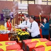Chủ tịch Quốc hội Trần Thanh Mẫn, Thường trực Ban Bí thư Trần Cẩm Tú và đại biểu dâng hương tưởng niệm các liệt sỹ tại Nhà quàn hài cốt liệt sỹ. (Ảnh: Doãn Tấn/TTXVN)