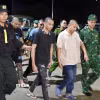 Các đối tượng lừa đảo bị bắt được di lý về nước qua cửa khẩu Quốc tế Tây Trang. (Ảnh: TTXVN phát)