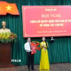 Phó trưởng Ban Tổ chức Trung ương Bùi Thị Quỳnh Vân trao quyết định và tặng hoa chúc mừng đồng chí Lê Trí Thanh được Ban Bí thư điều động, chỉ định giữ chức Phó Bí thư Thành ủy Huế. (Ảnh: Nguyên Lý/TTXVN)