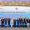 Lãnh đạo Bộ Tài chính chụp ảnh chung cùng các đại biểu tham dự Diễn đàn. (Ảnh: Khánh Hoà/TTXVN)