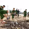 Khoảng 50 đoàn viên, thanh niên thuộc Phòng Cảnh sát cơ động, Công an tỉnh Quảng Trị tham gia dọn vệ sinh bãi biển Nhật Lệ. (Ảnh: Thanh Thủy/TTXVN)
